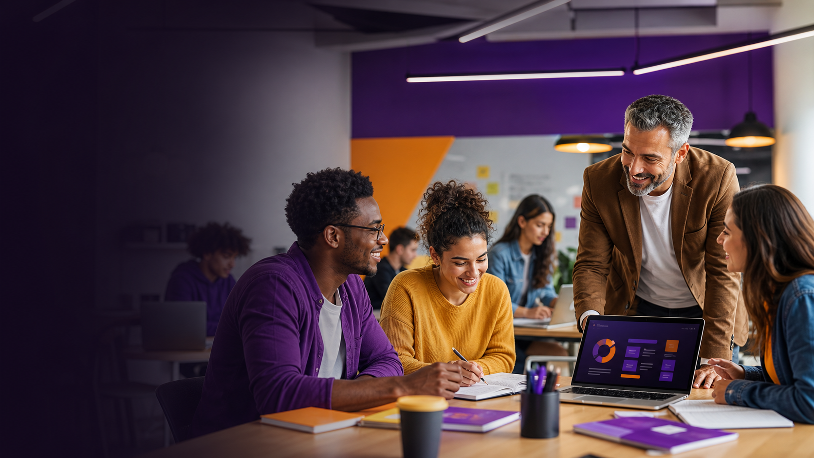 Ambiente de estudos com alunos, tecnologia e orientação educacional